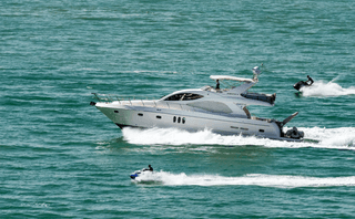 White speedboat jigsaw puzzle
