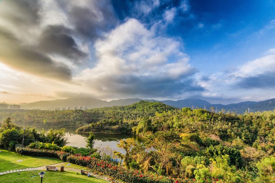 Dapeng Daya Bay with a cloudy sky jigsaw puzzle