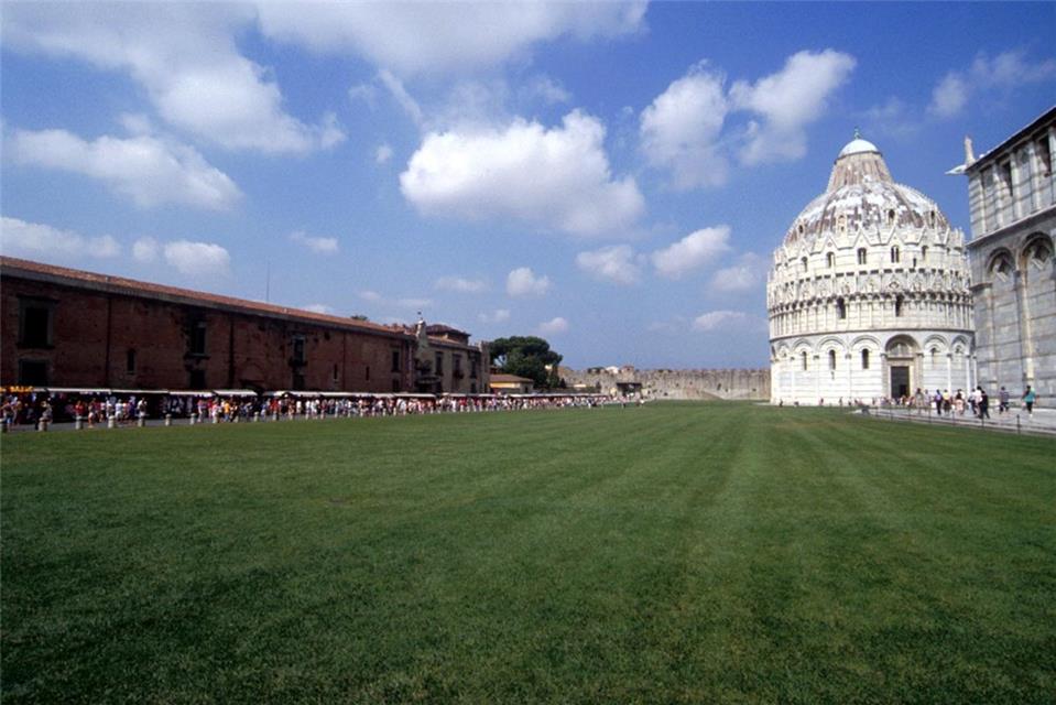 Crowded Leaning Tower of Pisa jigsaw puzzle