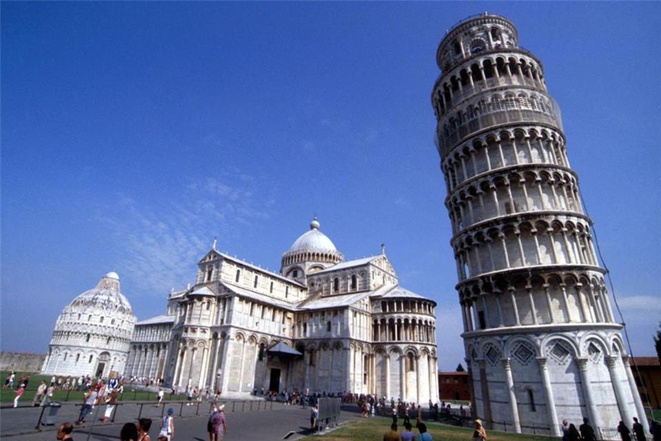 Crowded view of the Leaning Tower of Pisa jigsaw puzzle