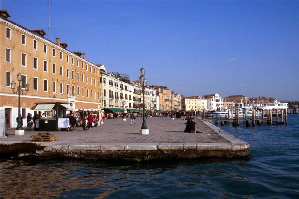 Market with People jigsaw puzzle