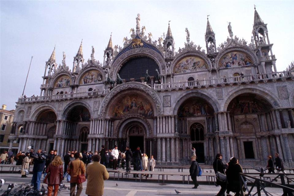 Tourists at St Mark's Basilica jigsaw puzzle