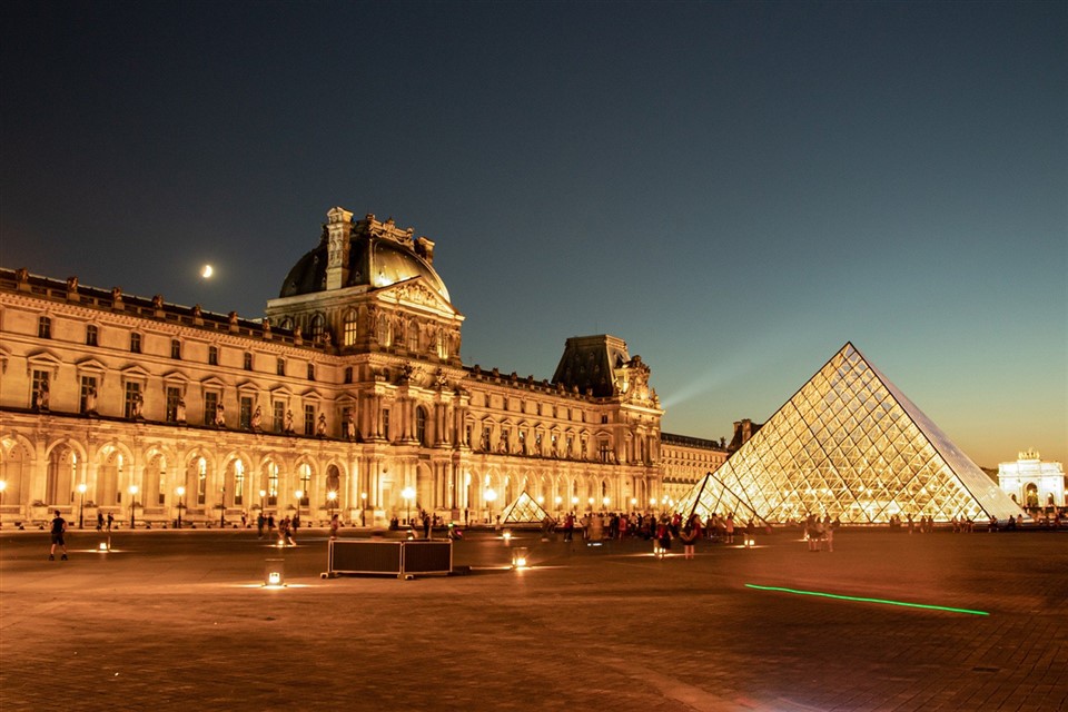 Moon over Louvre jigsaw puzzle