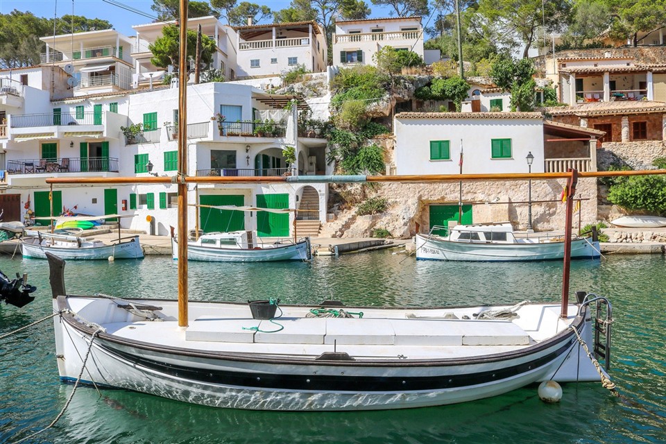 Boat in front of white houses jigsaw puzzle