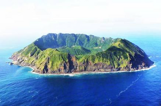 an island in the middle of a body of water jigsaw puzzle