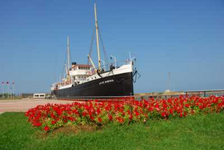a large boat sitting in the grass jigsaw puzzle